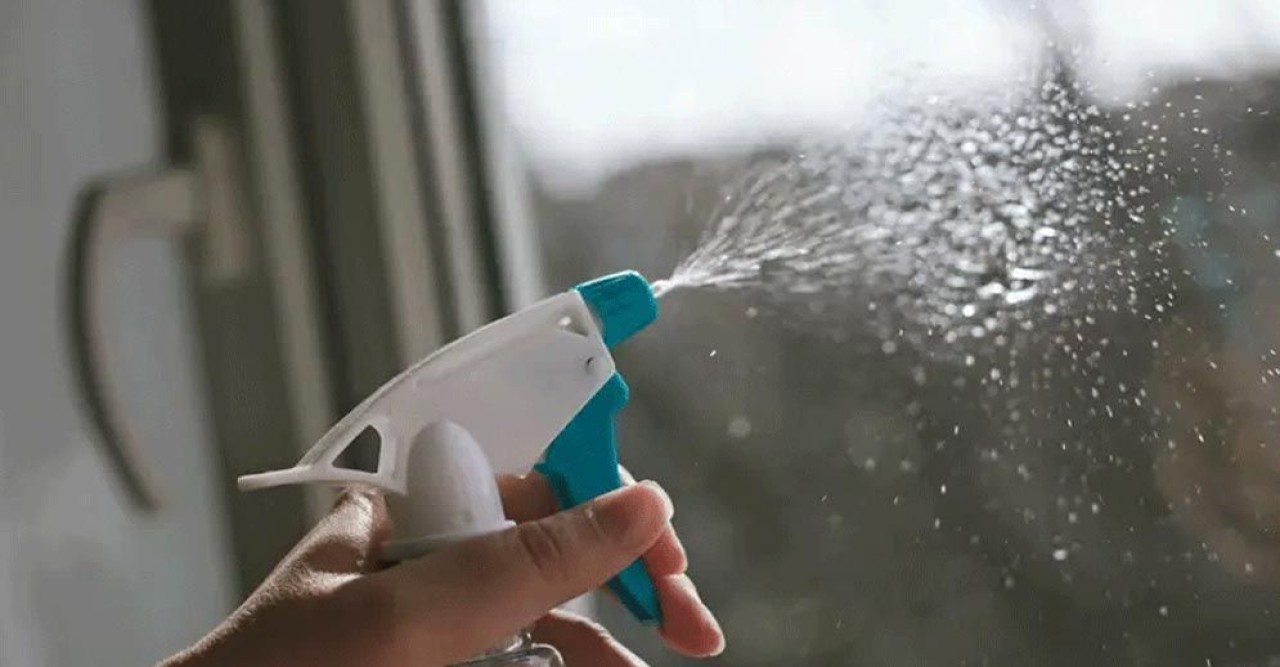 জানালা ও আসবাব থেকে সহজেই দাগ তুলবেন যেভাবে