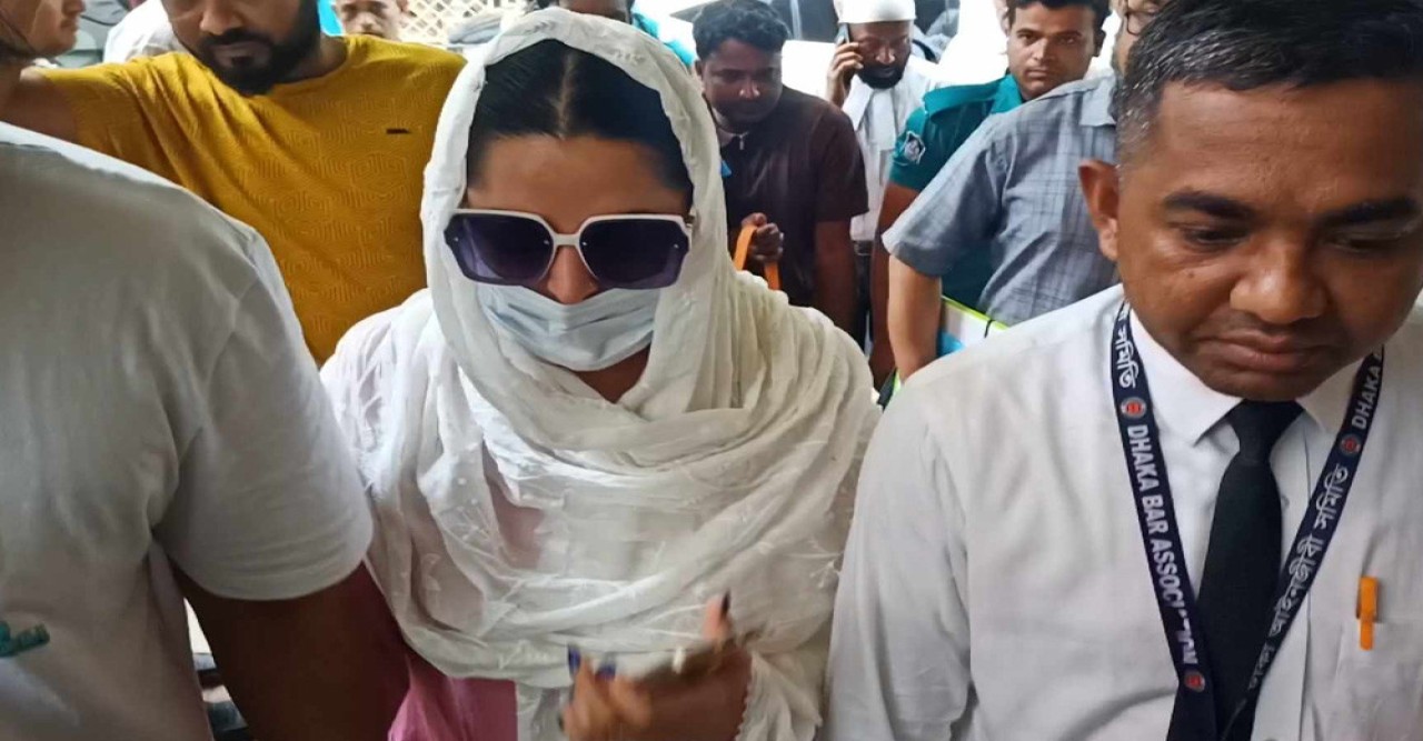 গরমে অসুস্থ হয়ে আদালত ছাড়লেন পরীমনি