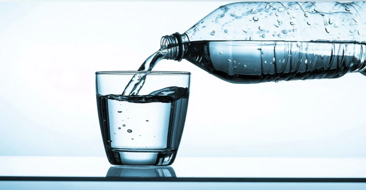 ‘অ্যালকালাইন ওয়াটার’ সাধারণ পানির তুলনায় কতটা ভিন্ন?