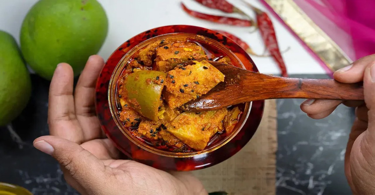 বর্ষাকালে আচার ভালো রাখবেন যেভাবে