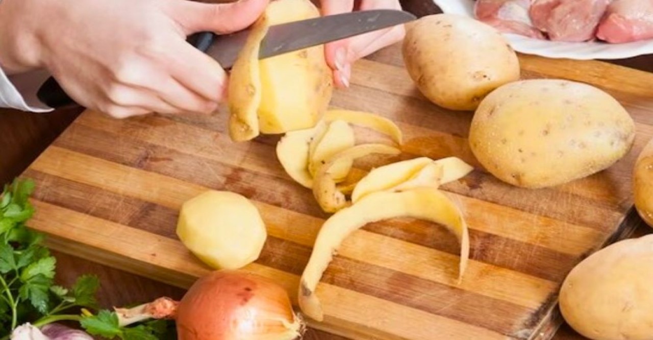 সাদা চুলের মহৌষধ আলুর খোসা, ব্যবহার করতে হবে যেভাবে