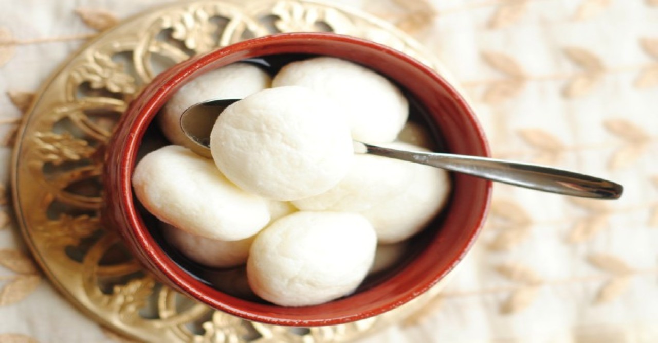 রসে ভরা কাঁচাগোল্লা