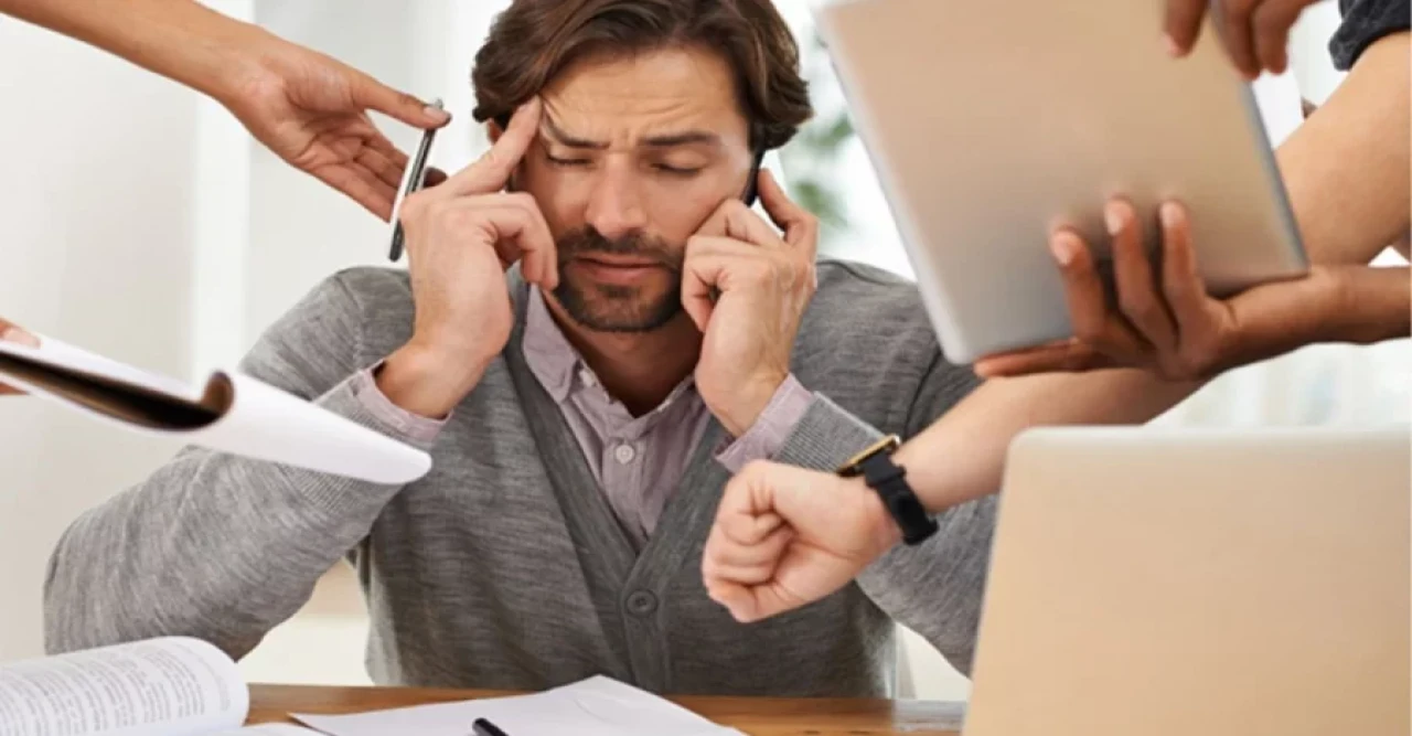 কর্মীদের অতিরিক্ত চাপ দিলে কি অফিস লাভবান হয়, নাকি ক্ষতিগ্রস্ত?