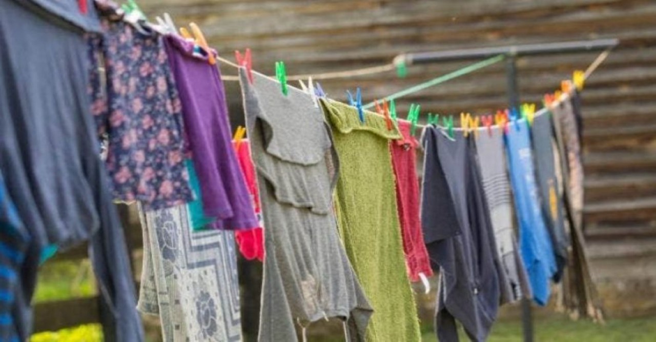 বর্ষাকালে রোদের দেখা নেই, ভেজা জামাকাপড় কীভাবে শুকাবেন?