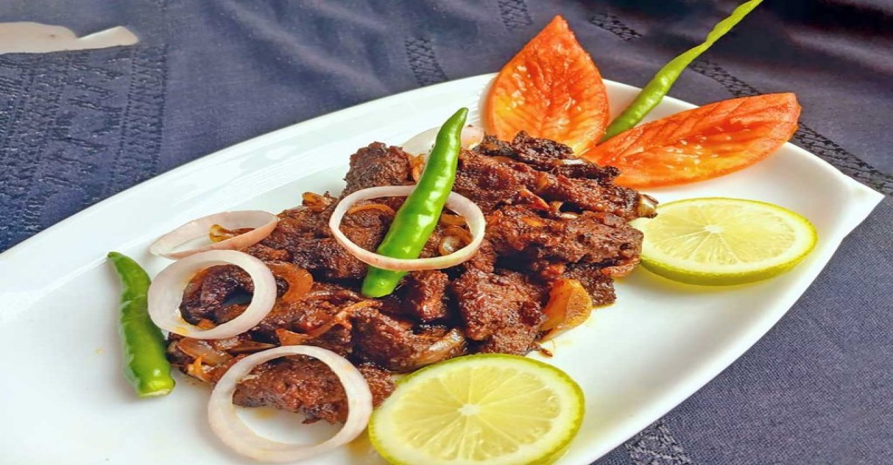 গরম গরম সবজি খিচুড়ি ও হাঁড়ি কাবাব