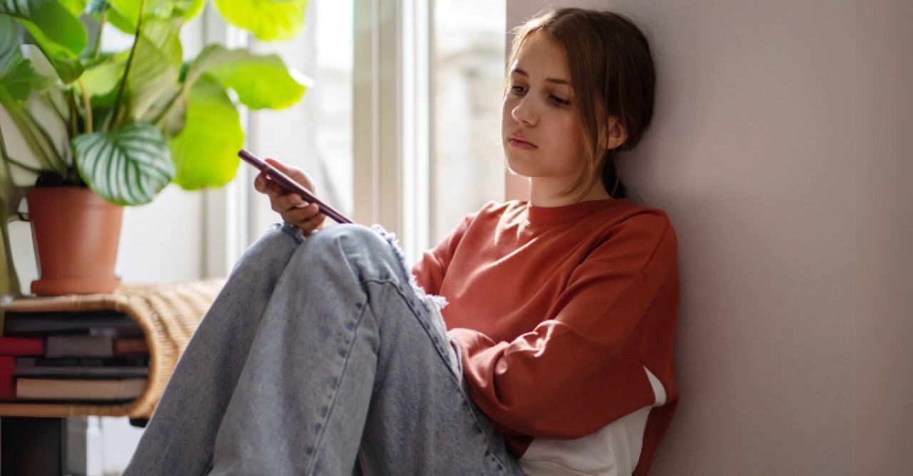 একাকীত্বের ক্ষতিকর প্রভাব থেকে বেরিয়ে আসবেন যেভাবে