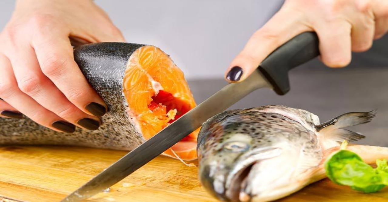 মাছ ধোয়ার পর হাত থেকে আঁশটে গন্ধ দূর করার উপায়